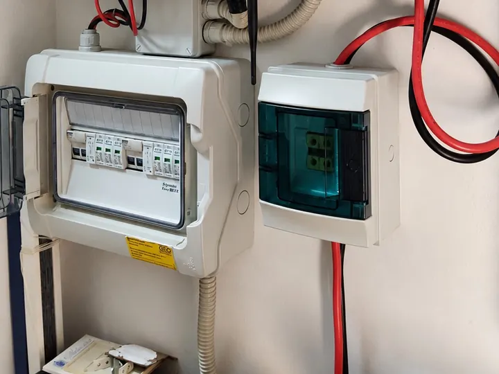 Il quadretto delle protezioni del fotovoltaico e la batteria di accumulo, in un locale tecnico