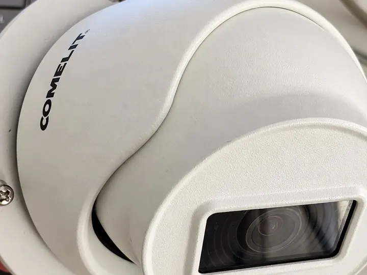 Una telecamera a cupola Comelit, da vicino