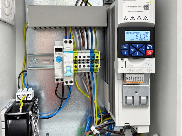 Un quadro di automazione aperto, con l'inverter Lovato e le morsettiere in ordine