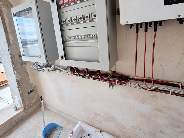 Il locale tecnico del fotovoltaico, coi quadri, gli inverter e la passerella portacavi