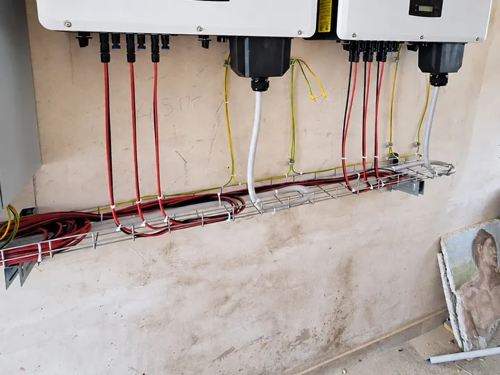 I cavi degli inverter raccolti sulla passerella metallica, nel locale tecnico