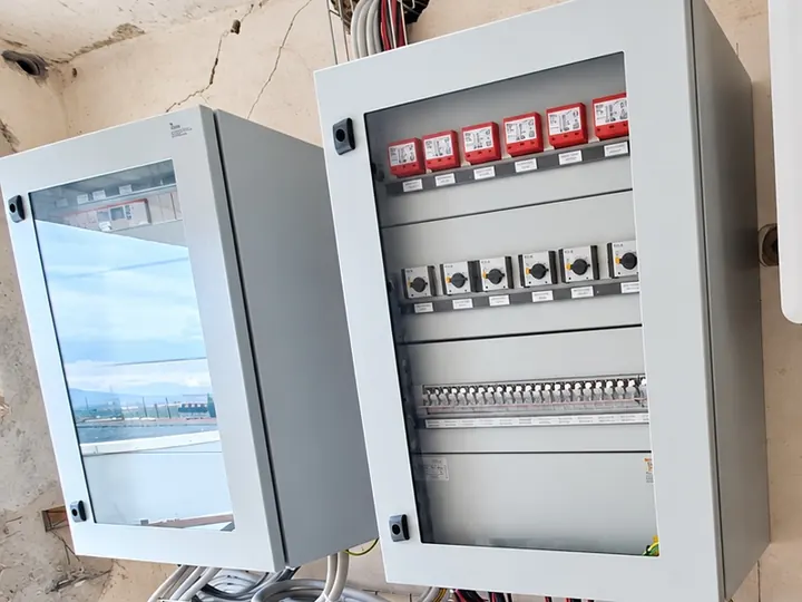Il quadro di campo del fotovoltaico, con sezionatori e scaricatori, montato a parete