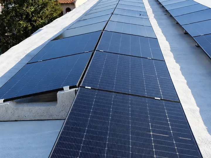 Pannelli fotovoltaici su zavorre in cemento, contro il cielo