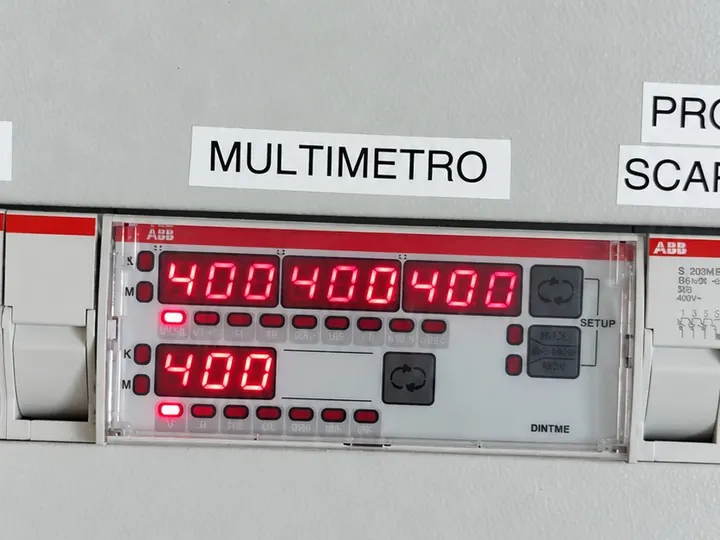 Il multimetro del quadro generale, coi valori di tensione sul display