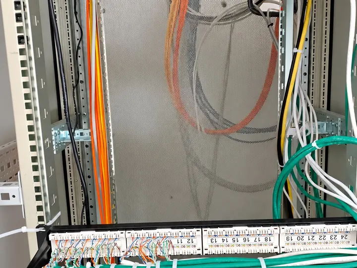 L'interno di un armadio rack, col patch panel e i cavi di rete