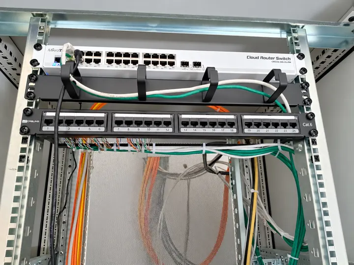 Un armadio rack con lo switch di rete e il patch panel di categoria 6